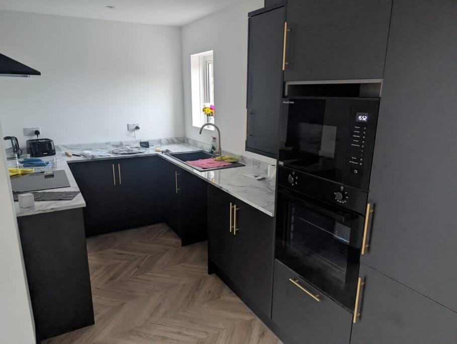 Modern 3Br Home - Private Parking - Tv In Every Bedroom Swansea Zewnętrze zdjęcie