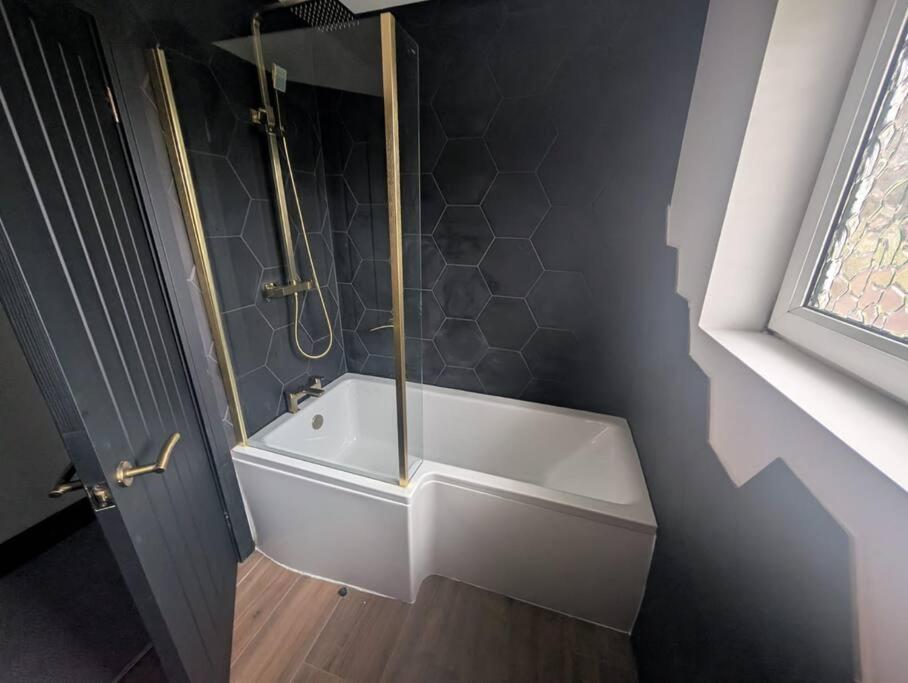 Modern 3Br Home - Private Parking - Tv In Every Bedroom Swansea Zewnętrze zdjęcie