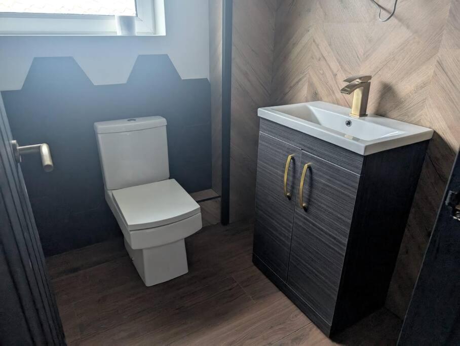 Modern 3Br Home - Private Parking - Tv In Every Bedroom Swansea Zewnętrze zdjęcie