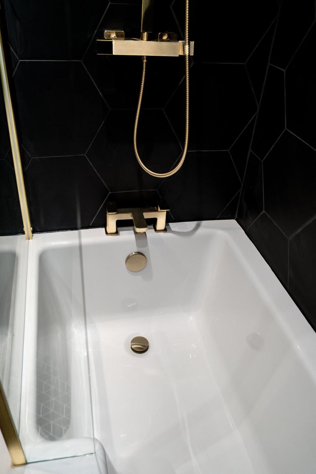 Modern 3Br Home - Private Parking - Tv In Every Bedroom Swansea Zewnętrze zdjęcie