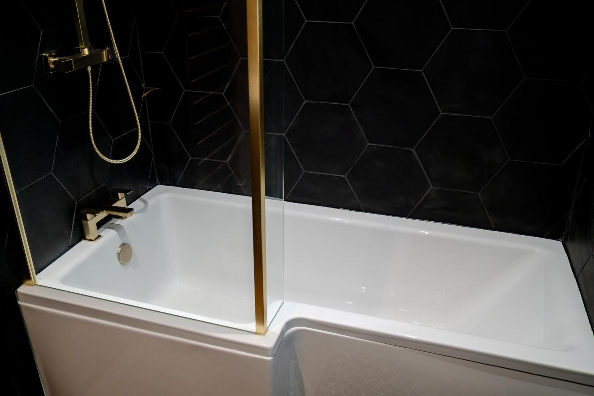 Modern 3Br Home - Private Parking - Tv In Every Bedroom Swansea Zewnętrze zdjęcie