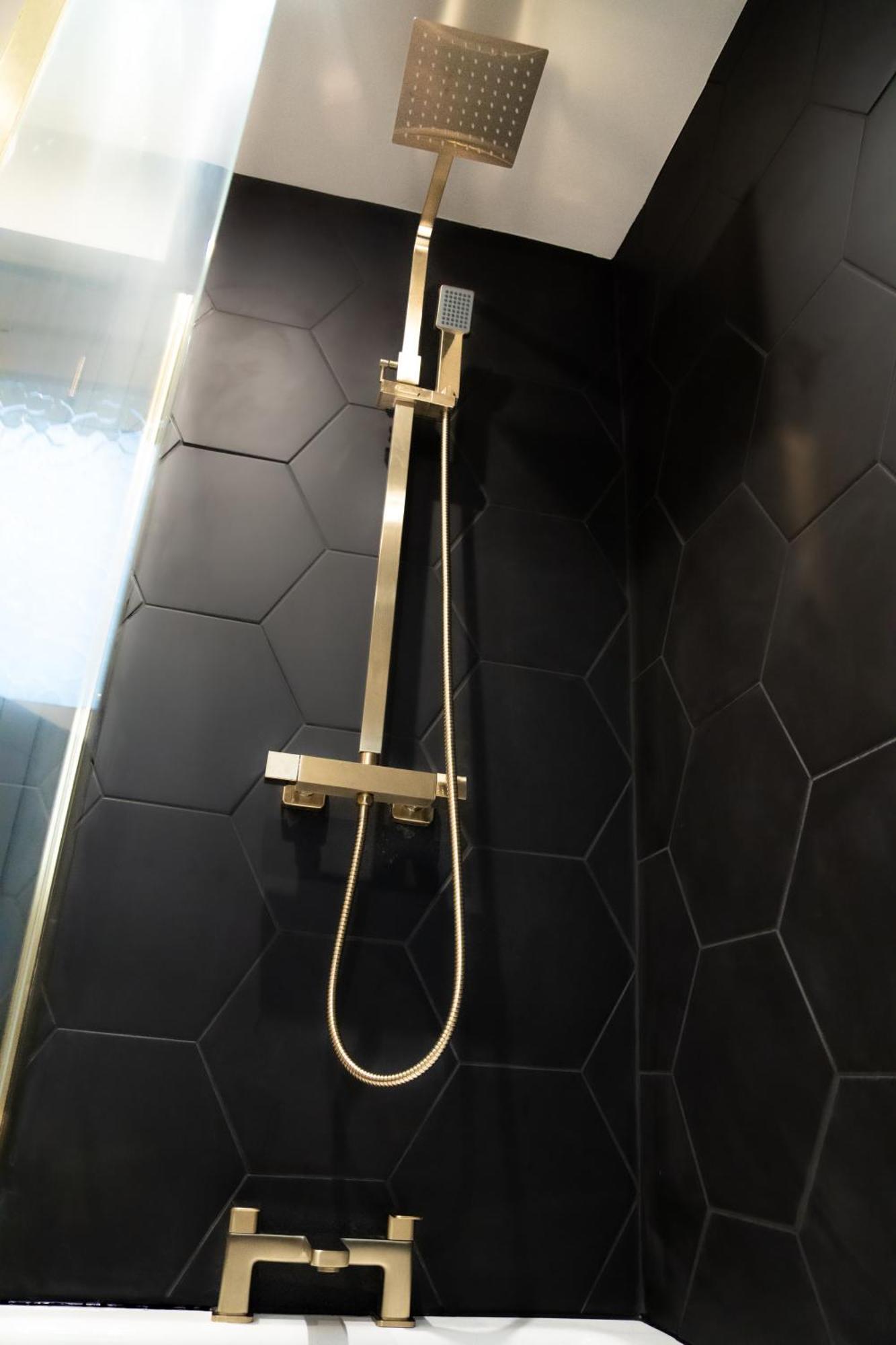 Modern 3Br Home - Private Parking - Tv In Every Bedroom Swansea Zewnętrze zdjęcie